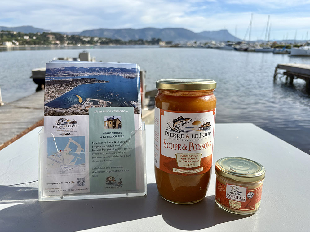 Soupe de poissons artisanale et la sauce rouille qui l'accompagne, dans leur bocaux respectifs, prêts à être emportés chez le client